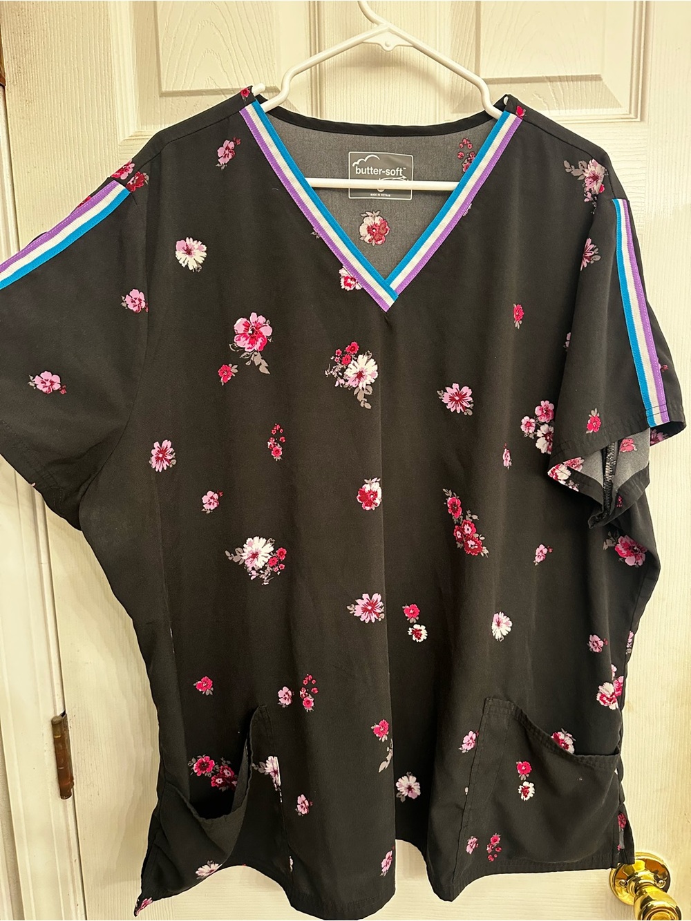 3xl Butter-Soft Women’s Black Floral V-Neck Top with Stripe Trim